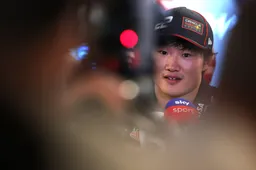 Brundle vond boordradio Red Bull over McLaren 'dreigend': 'Tsunoda slingerde als een dronken matroos'