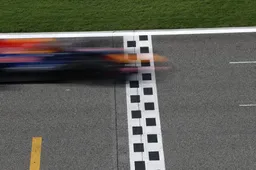 Verstappen zorgt voor de headlines, maar wordt afgetroefd voor eerste plaats
