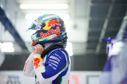 Verstappen en Lindblad verschillen van mening over F1-regels: 'Het is wat het is'