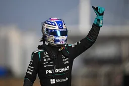 Russell wint prachtige sprintrace na harde strijd, Verstappen puntloos na rampstart