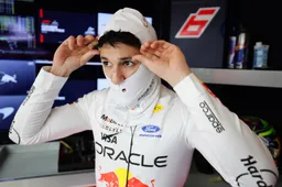 Red Bull en Mercedes botsen: 'Hele vloer was compleet vernietigd'