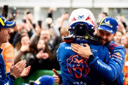 Ondertussen in F1 | Verstappen-coureur bij krankzinnige inhaalactie op twee wielen