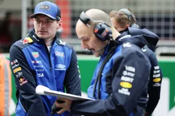 Verstappen biedt excuses aan en spreekt over sfeer bij Red Bull: 'Net zo gefrustreerd'