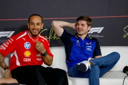 Hamilton deelt kleine sneer uit naar Red Bull: "De vorige generatie auto's was alleen voor hen leuk"