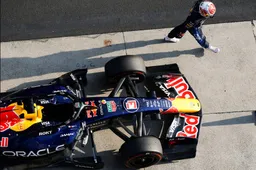 Verstappen haalde vier coureurs in één actie in: 'Hij raakte hem misschien zelfs'