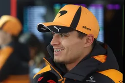 Norris ziet groot verschil met teamgenoot: "Het tempo is er voor Oscar, maar niet voor mij"