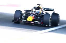 Verstappen met bizarre verklaring: "We hebben de auto niet eens aangeraakt"