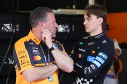 Brown haalt schouders op over vermeende Red Bull-interesse in Piastri: "Logisch"