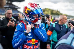 Verstappen veegt de vloer aan met GT500-coureur bij debuut in de regen: "Echt een ander niveau"