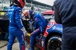 Verstappen doet eerste ervaring in het donker op, geen enkele verbetering op natte baan