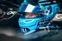 Russell liep schade op in fel duel met Verstappen: "Je weet dat Max dit altijd doet"