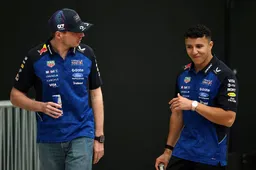 Verstappen verrassend fel over Hadjar: "Dat is gewoon geluk, door foute dingen te doen"