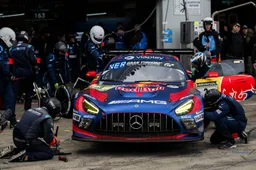 Mercedes plaatst lichte kritiek op Verstappen: "Ze mogen beter samenwerken"