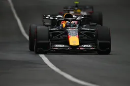 De race van Verstappen | Verstappen stoort zich aan Hamilton: "Dit is niet normaal"