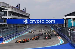 Verstappen verrassend fel over Hadjar: "Dat is gewoon geluk, door foute dingen te doen"