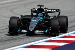 Russell verrast Antonelli, Verstappen meldt zich in de kopgroep