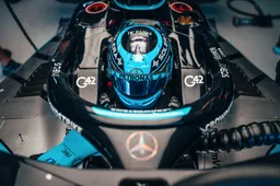 Verstappen met moeizame start, Russell profiteert van afwezigheid Antonelli