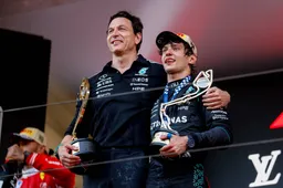 Wolff dolt met analisten over herhaling 2016: "Dan komt onze beroemde bocht"