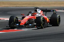 Crash van Verstappen en pech voor Antonelli helpen Ferrari aan zege