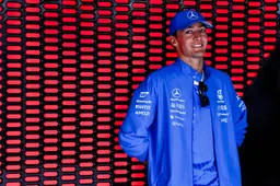 Russell lacht Verstappen-geruchten weg: "Ik moet sneller rijden"