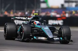Antonelli grijpt poleposition, Verstappen kampt met serieuze problemen