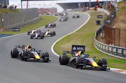 Verstappen haalt schouders op na agressief duel met Lawson: "Niet verrassend"