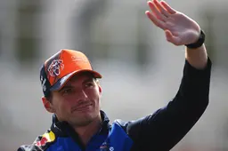 De race van Verstappen | Verstappen baalt van collega: "Hij duwt hem gewoon tegen me aan"