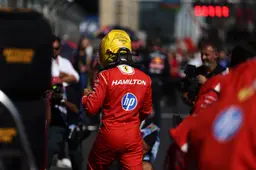 Hamilton haalt na heldenrit uit naar Ferrari: "Echt totaal onlogisch"