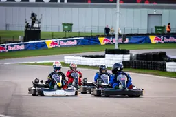 Ondertussen in F1 | Verstappen schiet in twee bochten van P4 naar P1