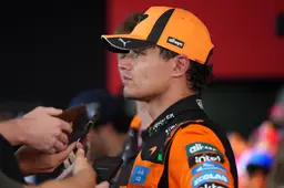 Norris deelt met grote grijns sneer uit aan McLaren: "Daar heb ik nog niet op gereden..."