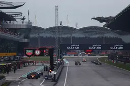 Ondertussen in F1 | Piastri haalt in één ronde acht auto's in