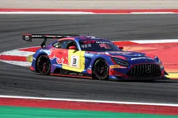 Verstappen ver buiten top tien in eerste training, Nederlander tikt concurrent in de rondte