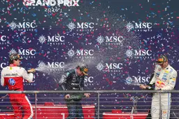 Leclerc heeft zitten smullen van Verstappen: "Max is een beest op de baan"