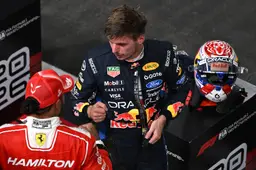 Hamilton laat zich van zijn slechtste kant zien met opmerking richting Verstappen