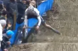 Van der Poel voorkomt op meesterlijke wijze valpartij op 'dirt jumps'; vader boos