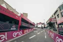 Giro-organisatie voert 'pitzone' in voor fietswissel in slotklim openingstijdrit