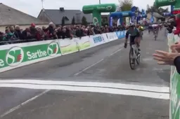Van der Poel verliest etappe en leiderstrui aan Coquard in Circuit Cycliste Sarthe