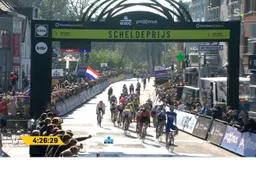 Jakobsen volgt zichzelf op na veel waaiers in spectaculaire Scheldeprijs
