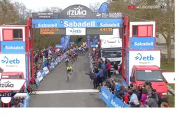 Schachmann verstevigt leiding Baskenland met nieuwe zege in derde etappe