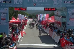 Sam Bennett ook op hellende aankomst oppermachtig in Ronde van Turkije