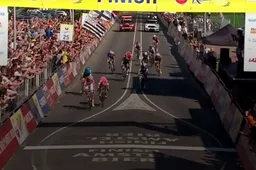 Van der Poel wint fenomenale Amstel Gold Race na gepoker Alaphilippe en Fuglsang