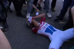 Tien Tweets over bizarre zege van Van der Poel: 'Beste wielerwedstrijd ooit'