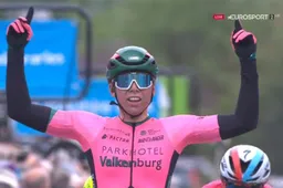 Wiebes kroont zich in verschroeiende hitte tot Nederlands kampioen op de weg