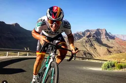 Ackermann wint vlak voor Ewan en Viviani de tweede etappe in de Giro d'Italia