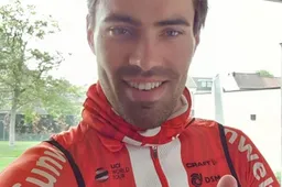 Dumoulin overleeft nerveuze dag in het peloton: 'Het was de hele dag stress'
