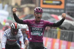 Ackermann klopt Gaviria in natte vijfde Giro-etappe; klassement geneutraliseerd