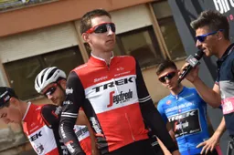 Mollema verzint opmerkelijke tactiek om slotklim te overleven: 'Soort warming-up'