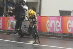 Wisseldilemma: López wisselt bij verkenning, Roglic klimt op tijdritfiets