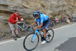 Roze trui Carapaz noemt Nibali en Roglic de topfavorieten en Landa kopman