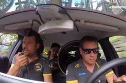 Beelden vanuit de ploegleiderswagen van Jumbo-Visma na fietswissel Roglic